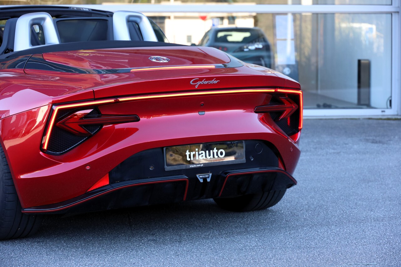 MG Cyberster 77kWh 4WD LUX+Red Convertible 