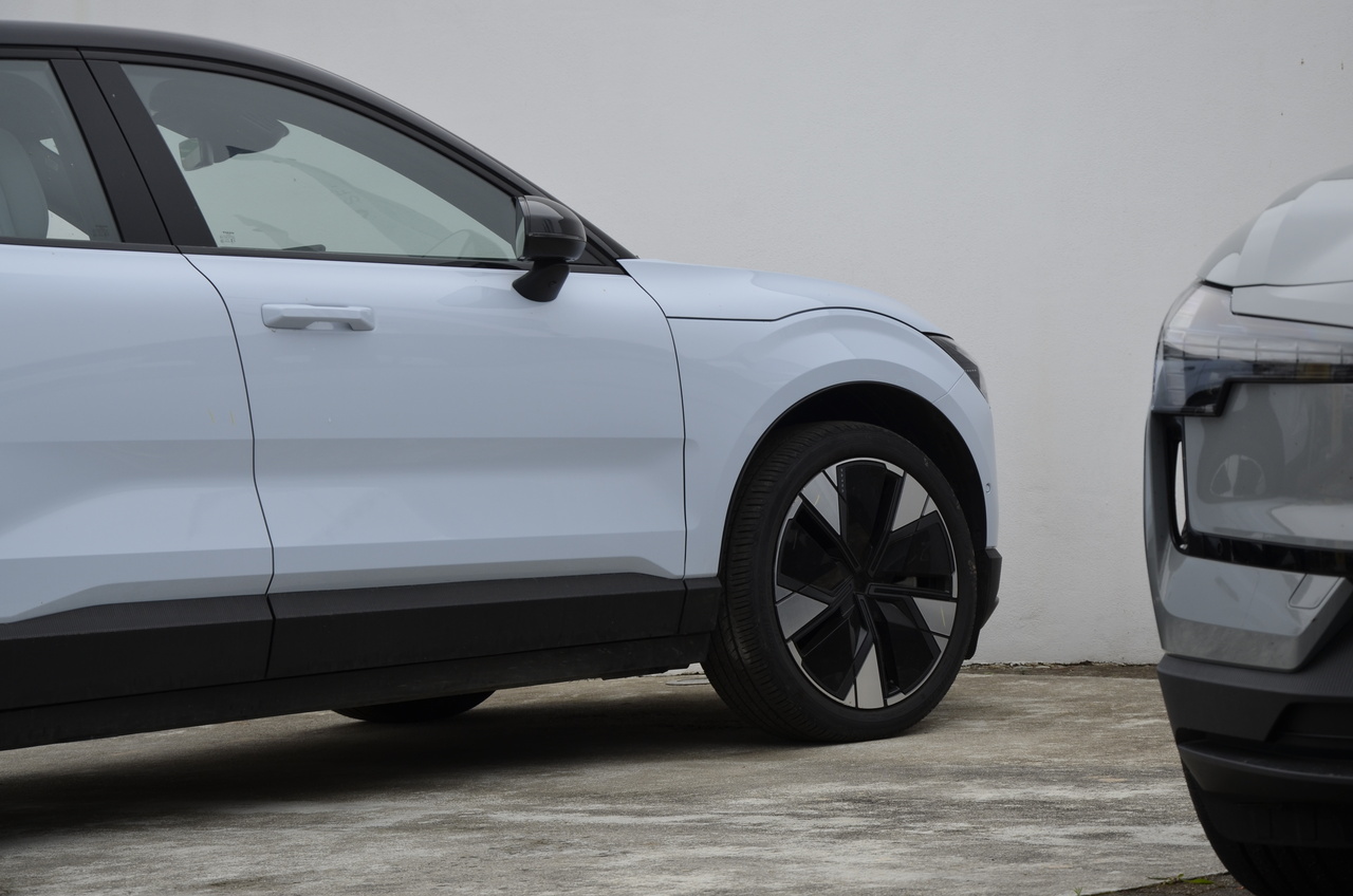 EX30 Twin Motor Performance Ultra