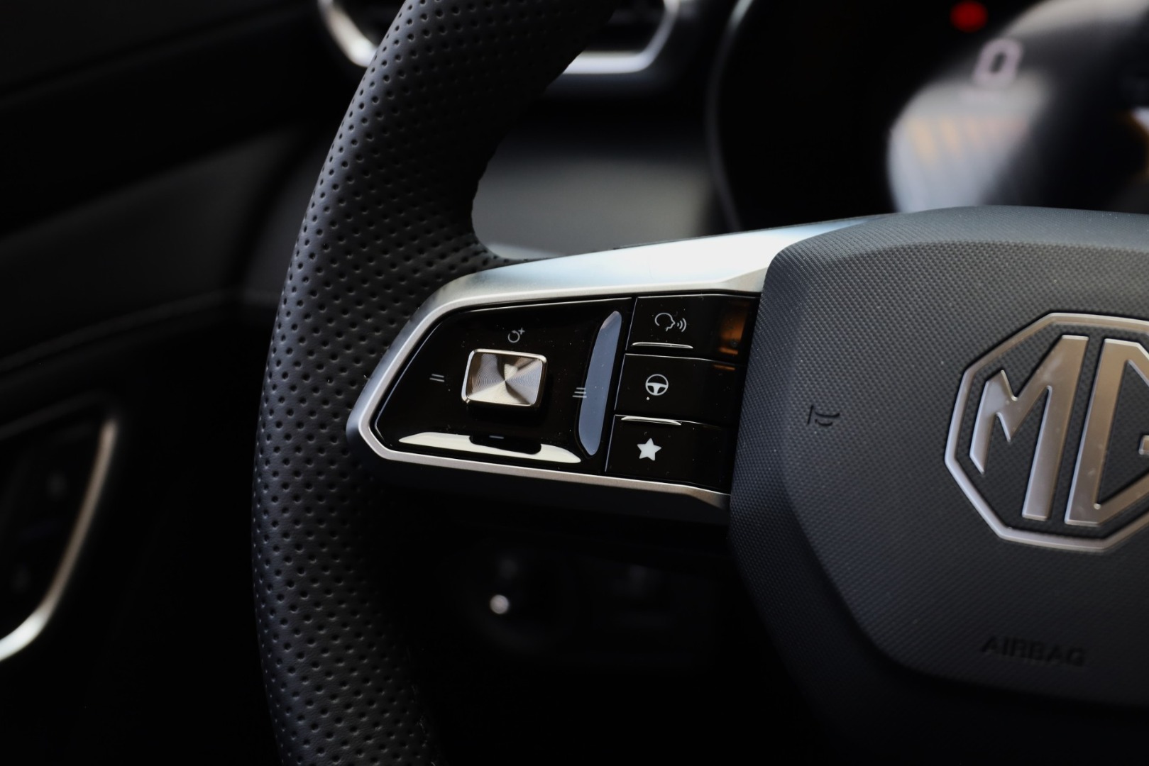 MG ZS Hybrid+ LUXURY