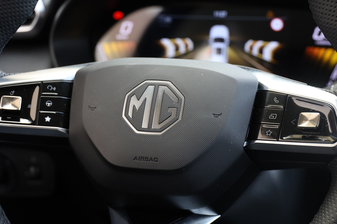 MG ZS Hybrid+ LUXURY