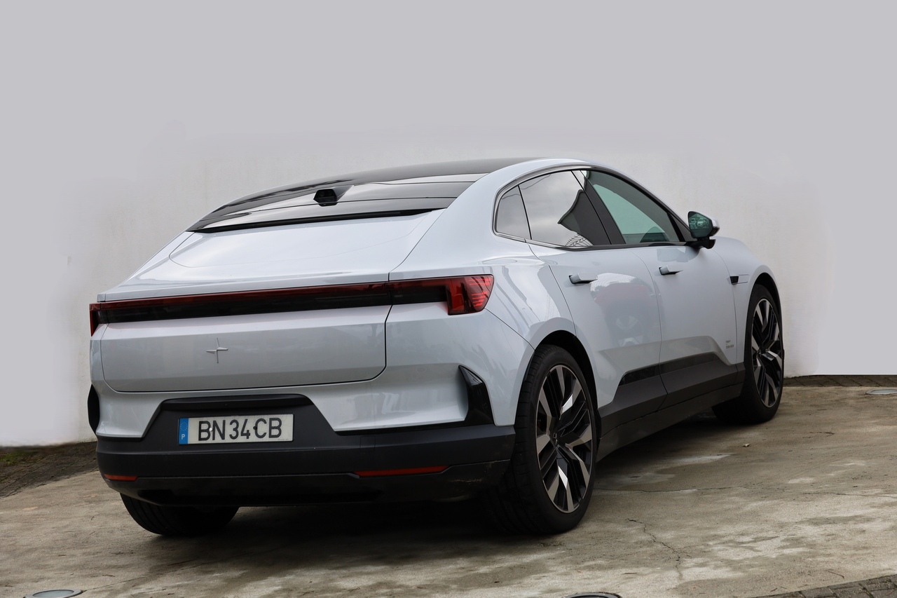 Polestar 4 Dual Motor Long Range c/ Plus + Performance 100kW