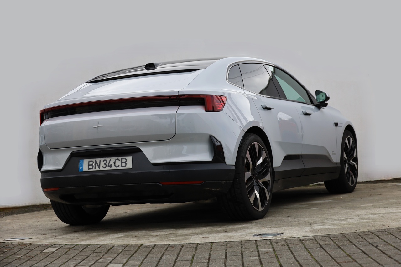 Polestar 4 Dual Motor Long Range c/ Plus + Performance 100kW