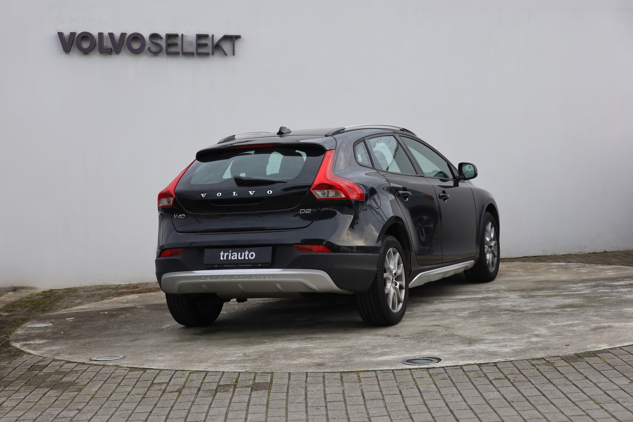 V40 Cross Country D2 Momentum