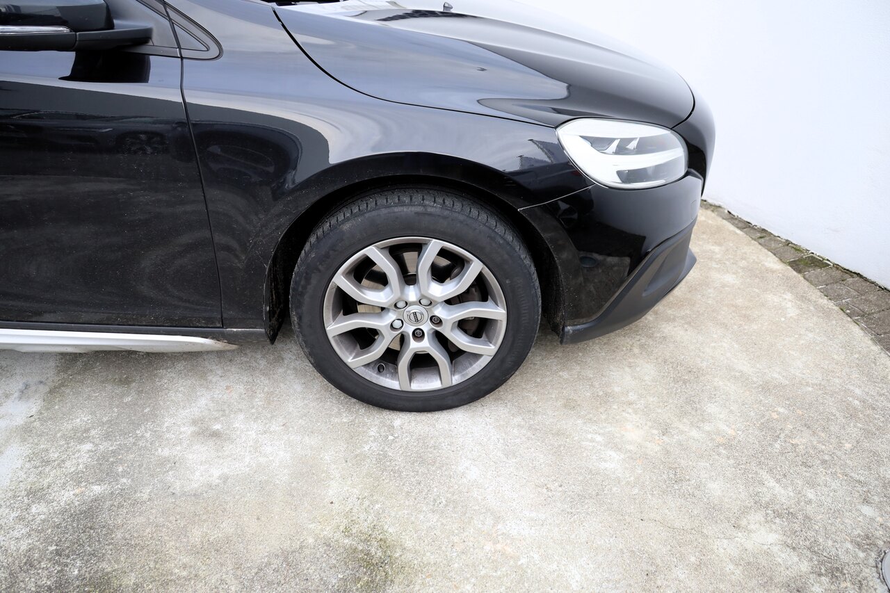 V40 Cross Country D2 Momentum