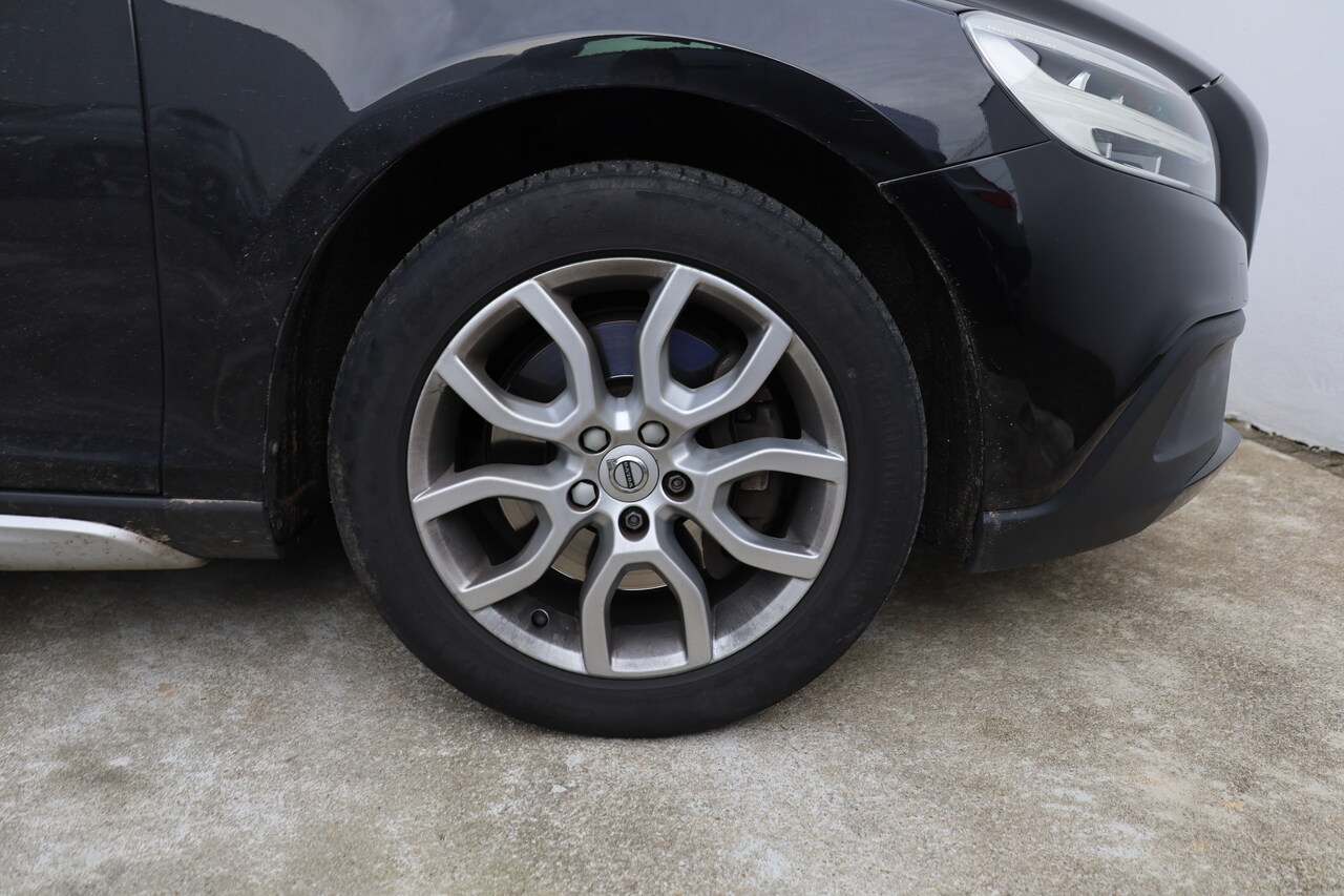 V40 Cross Country D2 Momentum