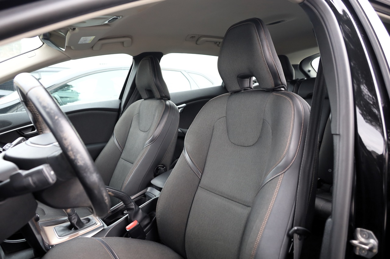 V40 Cross Country D2 Momentum