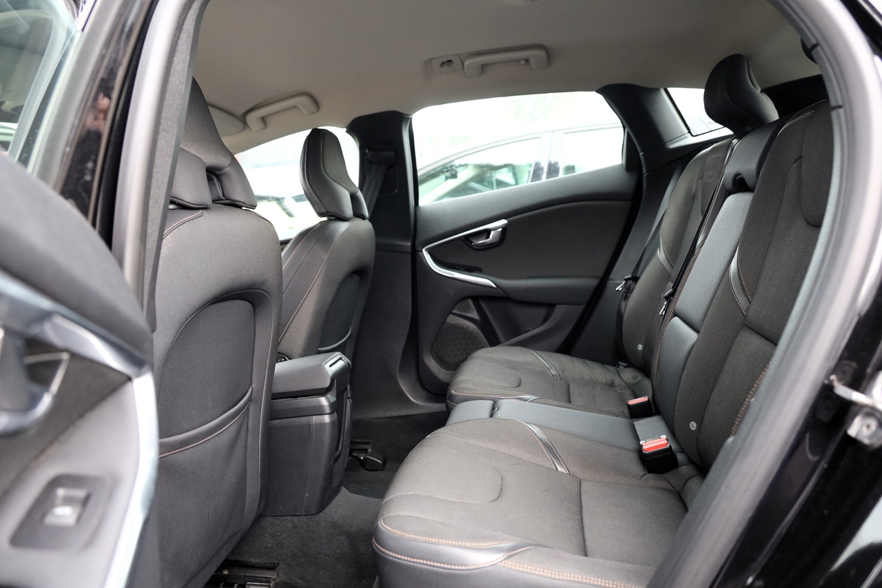 V40 Cross Country D2 Momentum