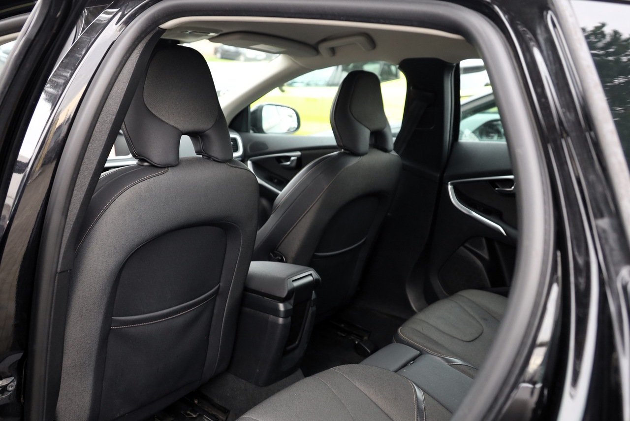 V40 Cross Country D2 Momentum