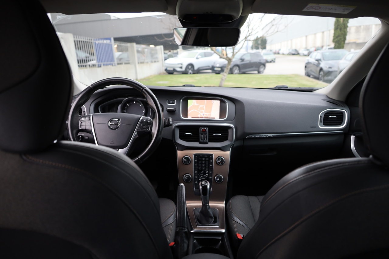 V40 Cross Country D2 Momentum