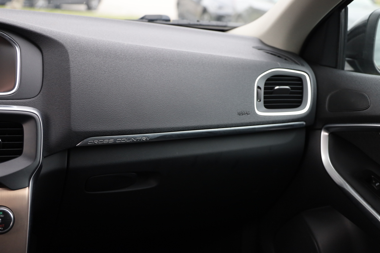 V40 Cross Country D2 Momentum