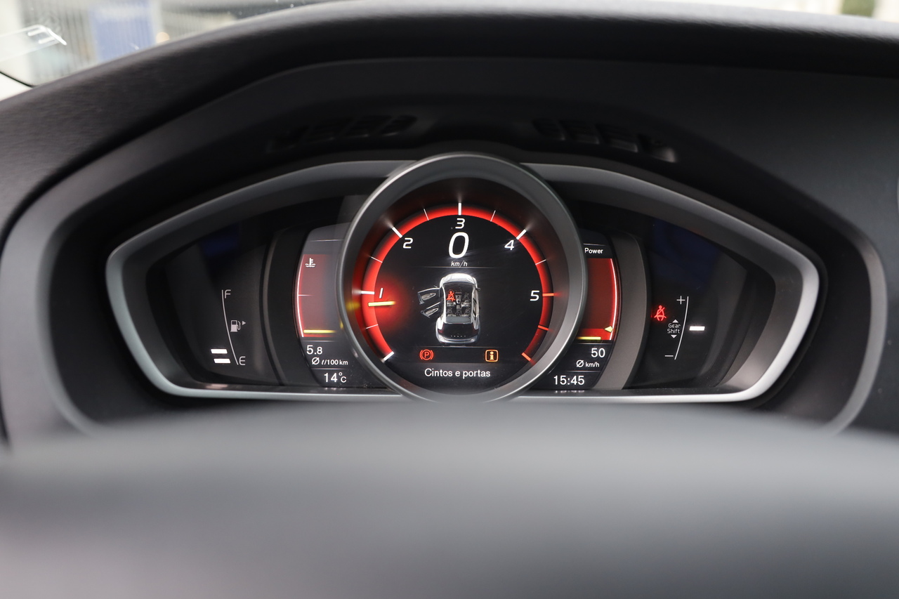 V40 Cross Country D2 Momentum