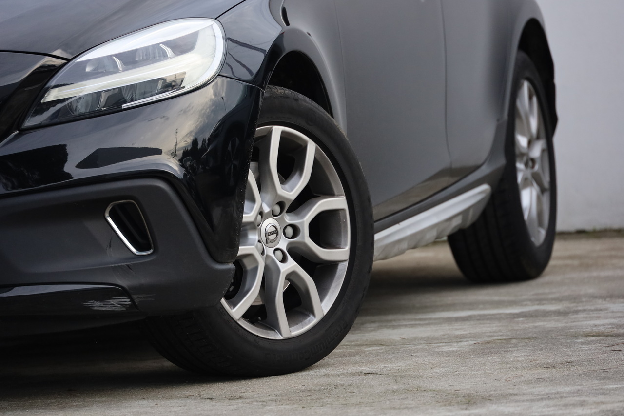 V40 Cross Country D2 Momentum