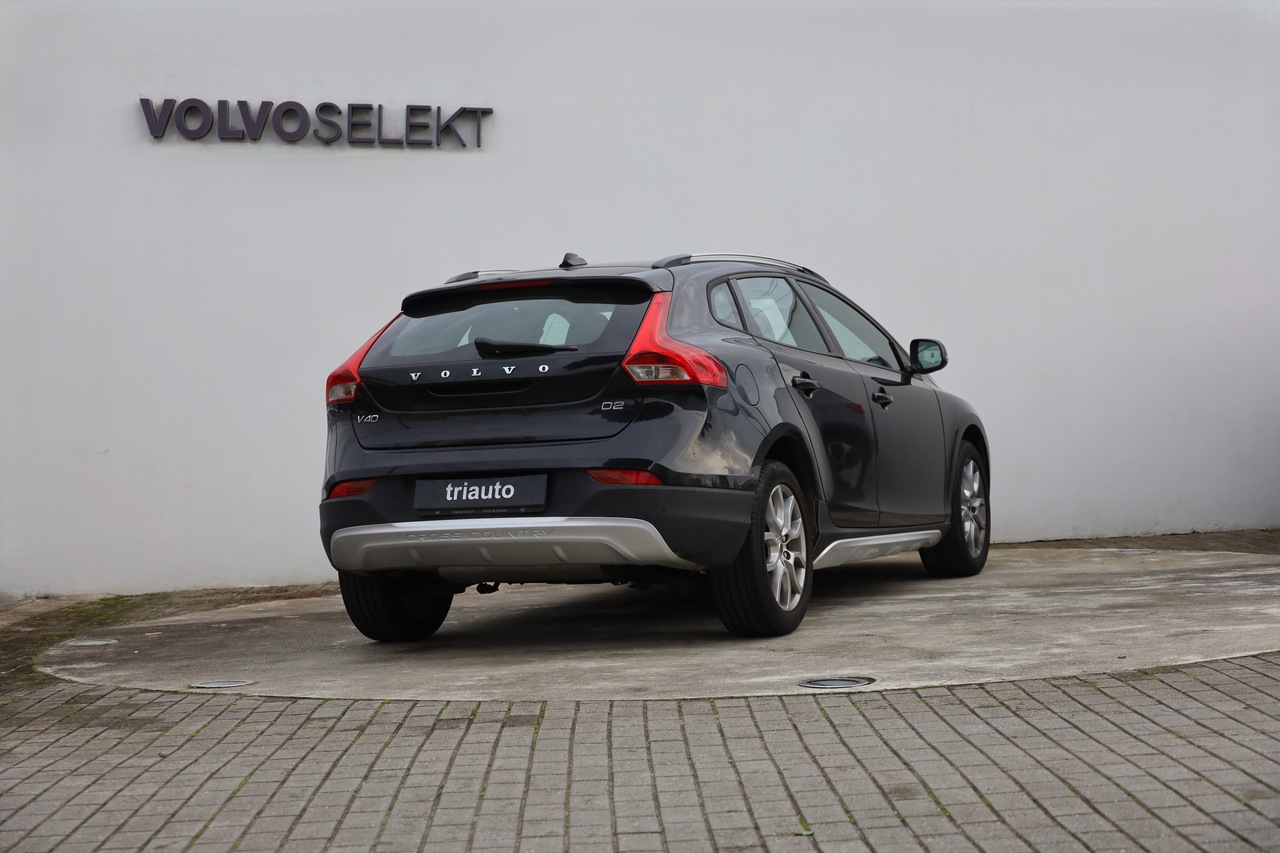 V40 Cross Country D2 Momentum