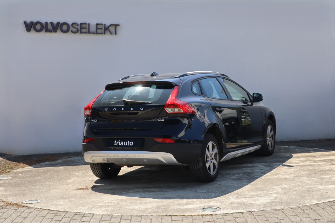V40 Cross Country D2 Momentum