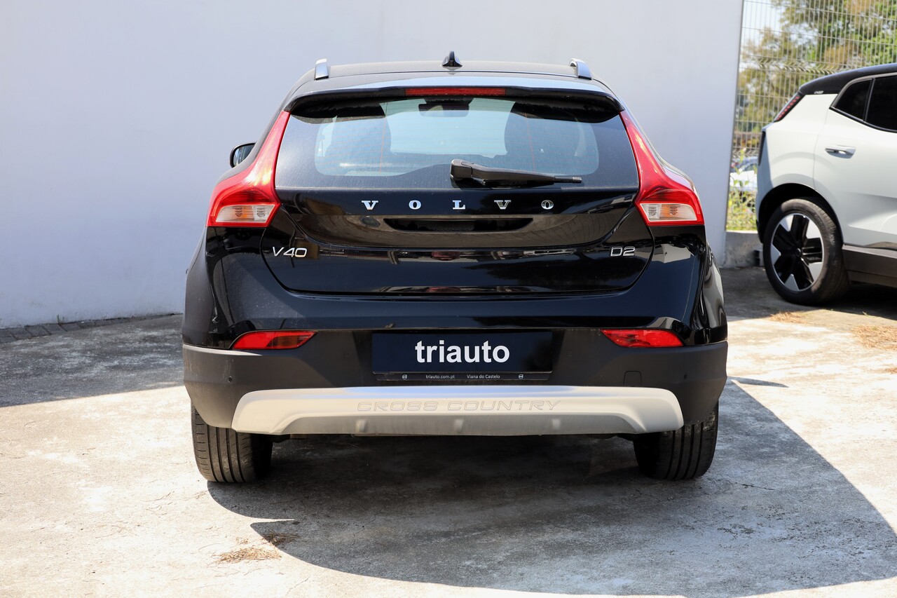 V40 Cross Country D2 Momentum