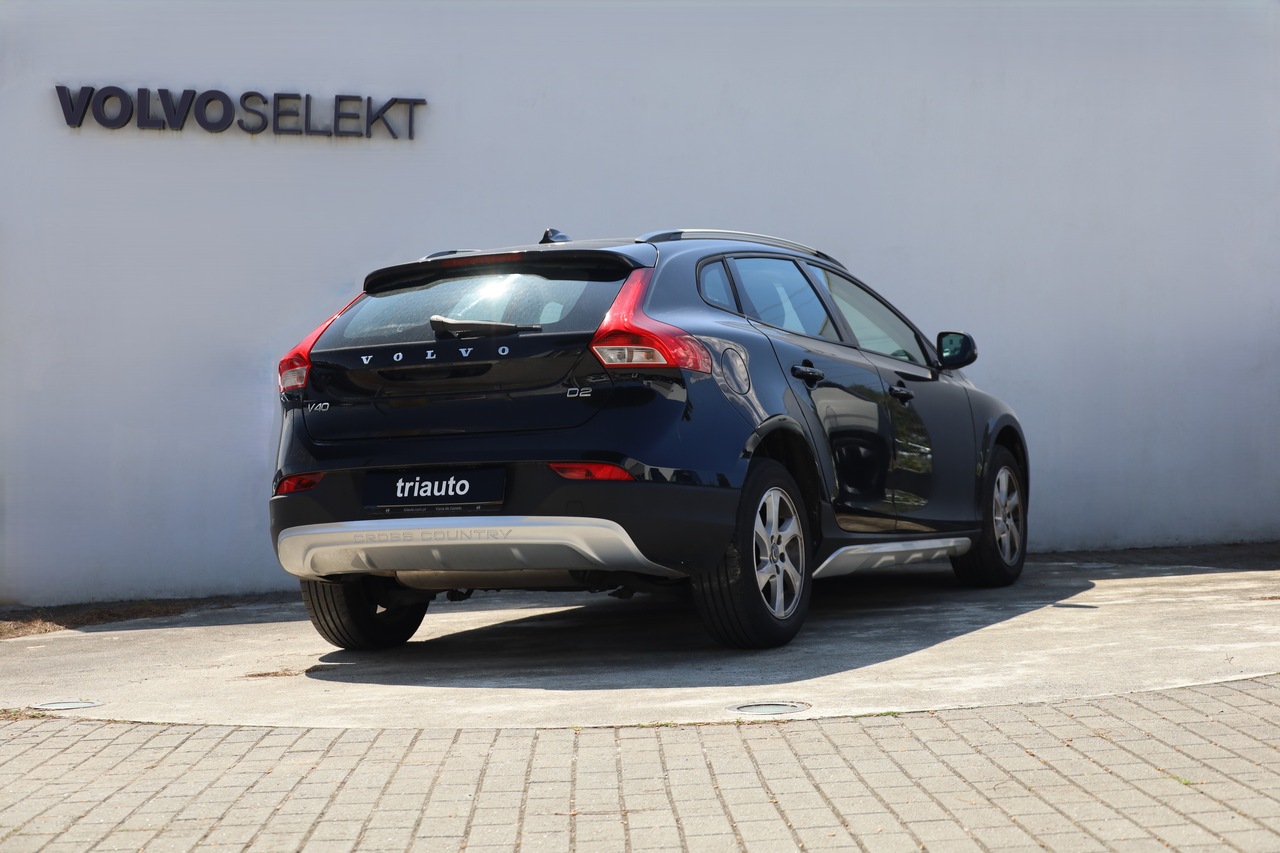 V40 Cross Country D2 Momentum
