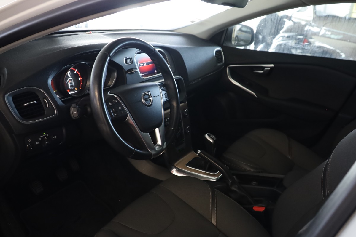 V40 Cross Country D2 Plus