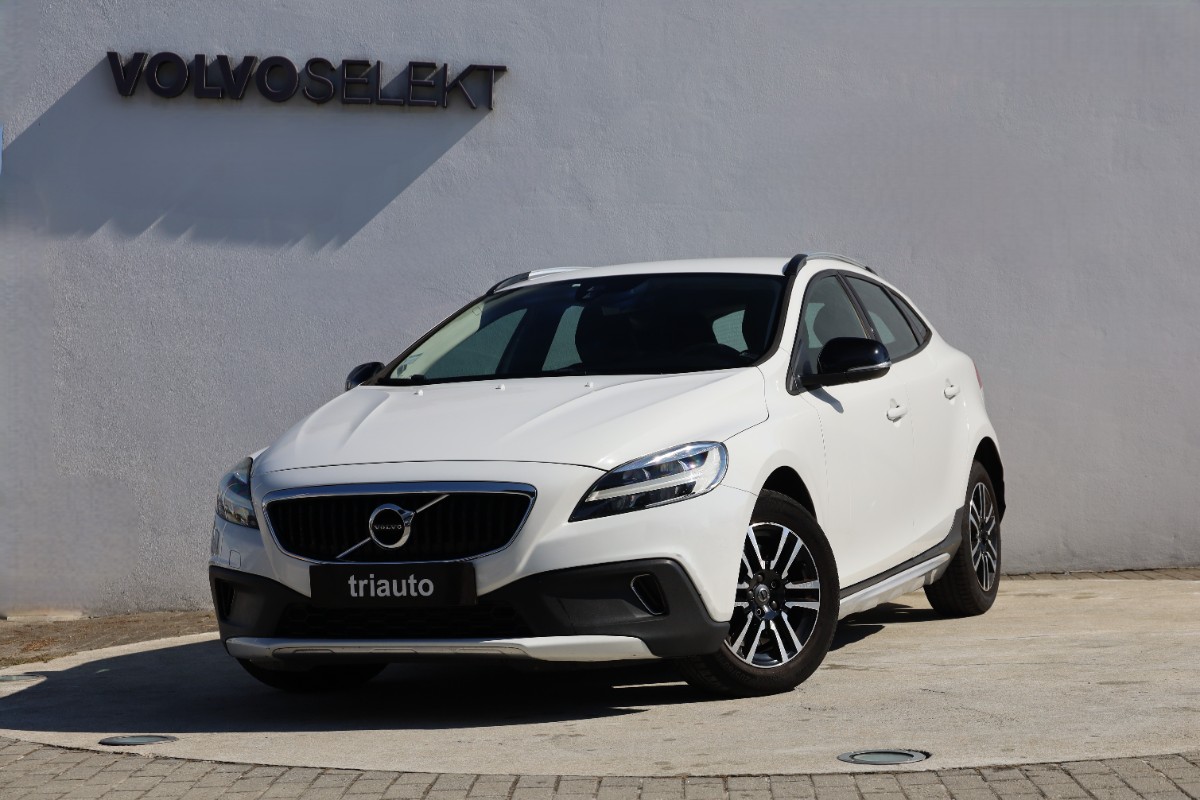 V40 Cross Country D2 Plus
