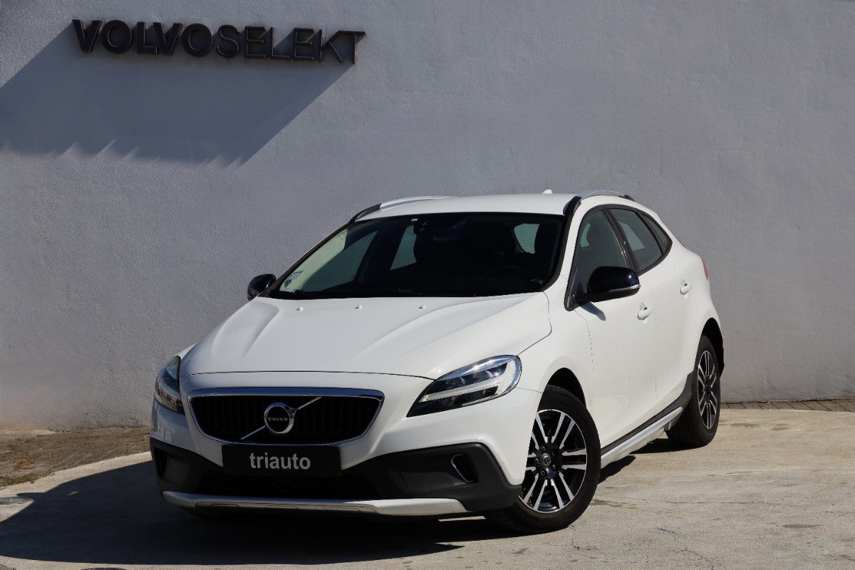 V40 Cross Country D2 Plus