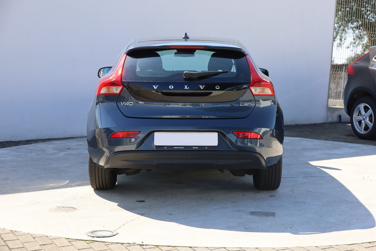 V40 D2 Kinetic 