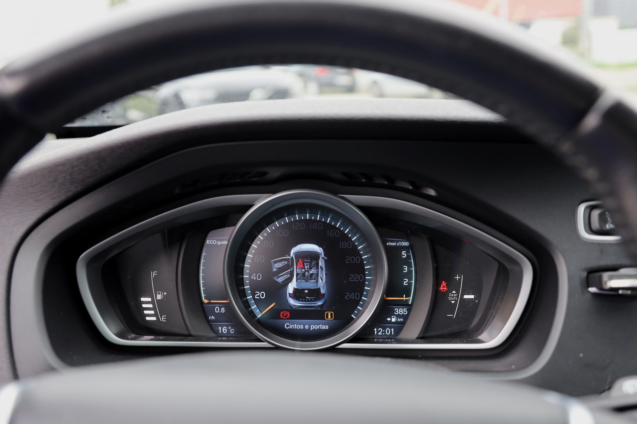 V40 D2 Momentum