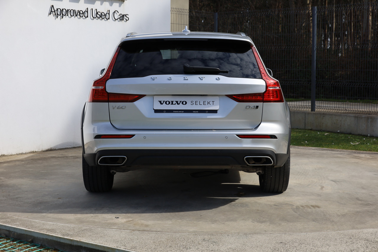 V60 Cross Country D4 Momentum Geart. AWD