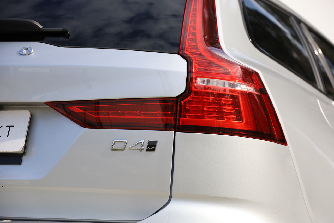 V60 Cross Country D4 Momentum Geart. AWD