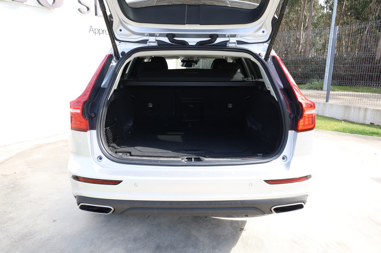 V60 Cross Country D4 Momentum Geart. AWD