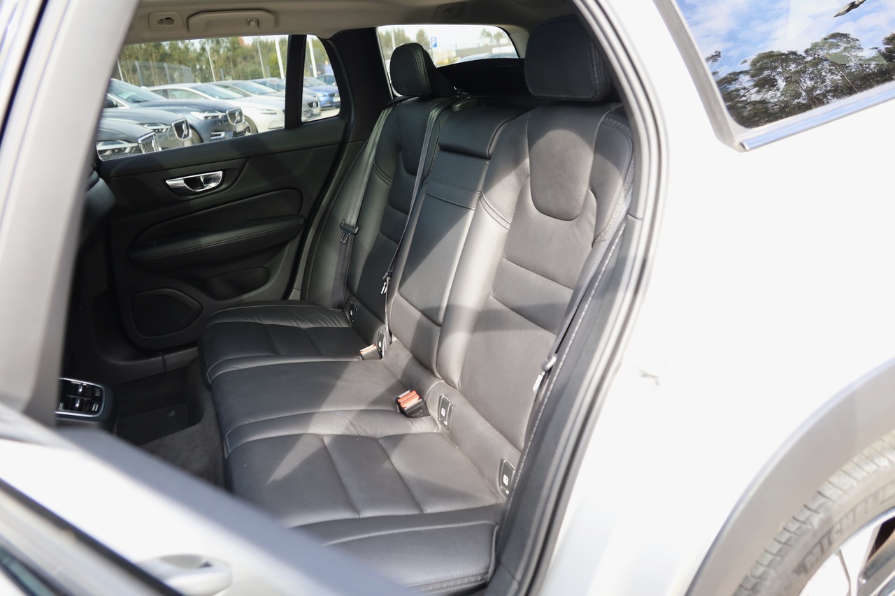 V60 Cross Country D4 Momentum Geart. AWD