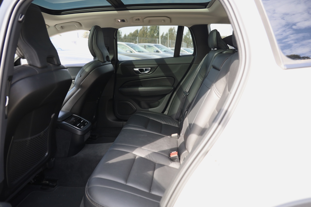 V60 Cross Country D4 Momentum Geart. AWD
