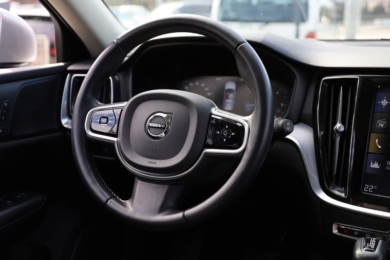 V60 Cross Country D4 Momentum Geart. AWD