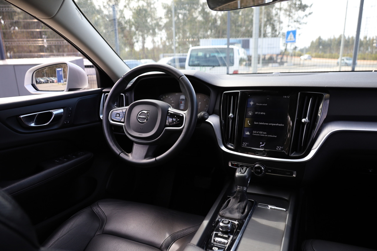 V60 Cross Country D4 Momentum Geart. AWD