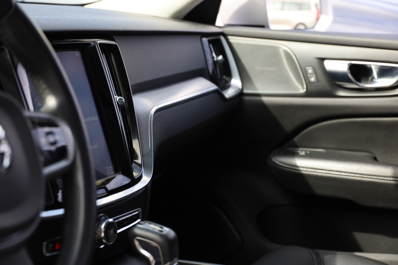 V60 Cross Country D4 Momentum Geart. AWD