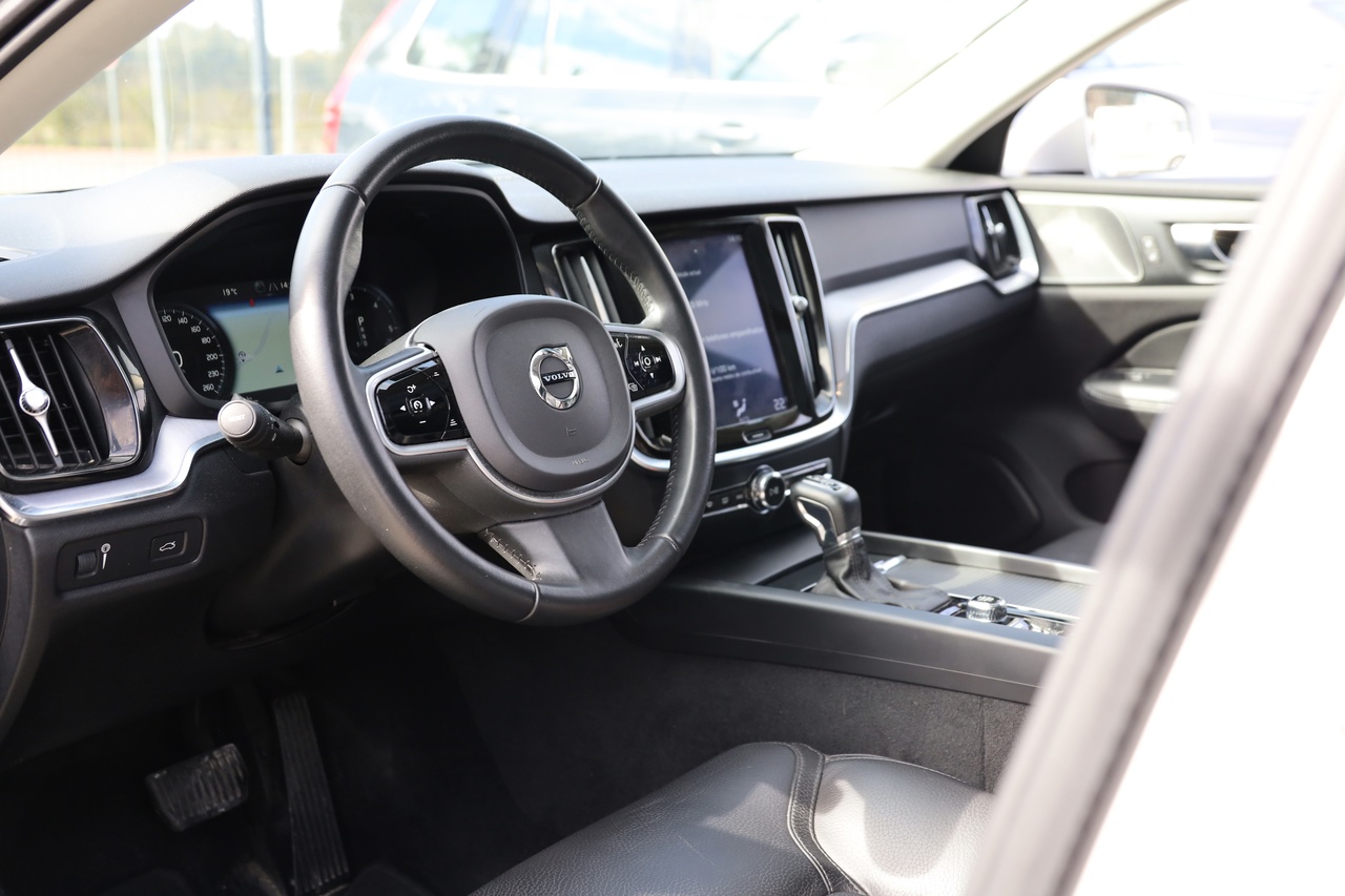 V60 Cross Country D4 Momentum Geart. AWD