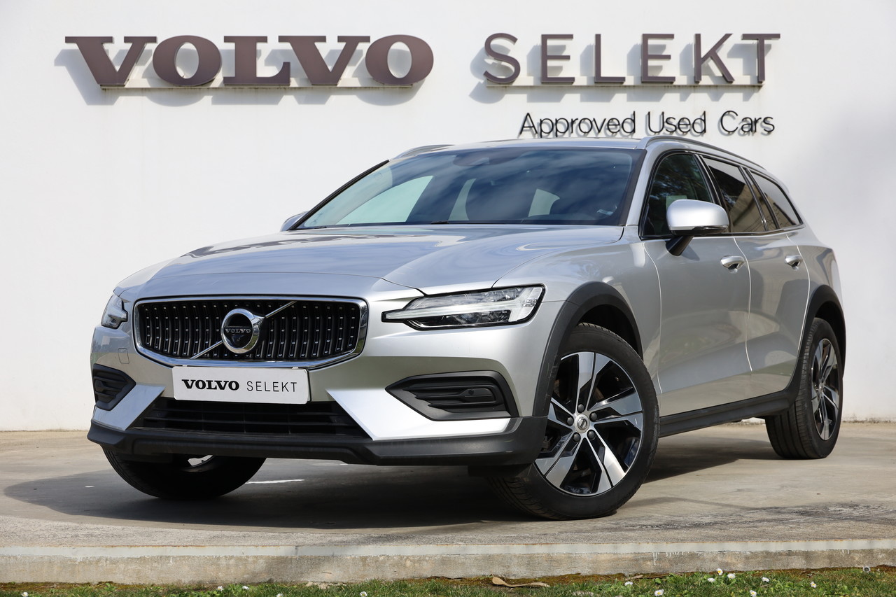 V60 Cross Country D4 Momentum Geart. AWD