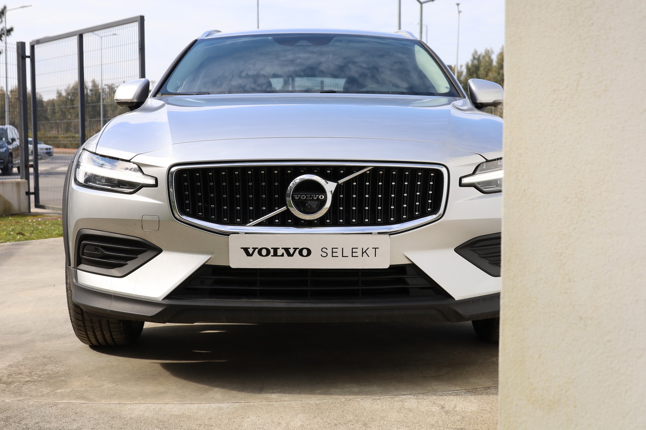 V60 Cross Country D4 Momentum Geart. AWD