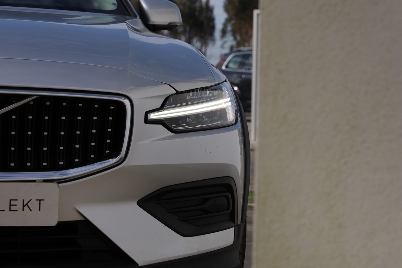 V60 Cross Country D4 Momentum Geart. AWD