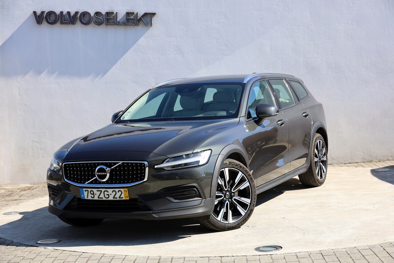 V60 Cross Country D4 Momentum Geart. AWD