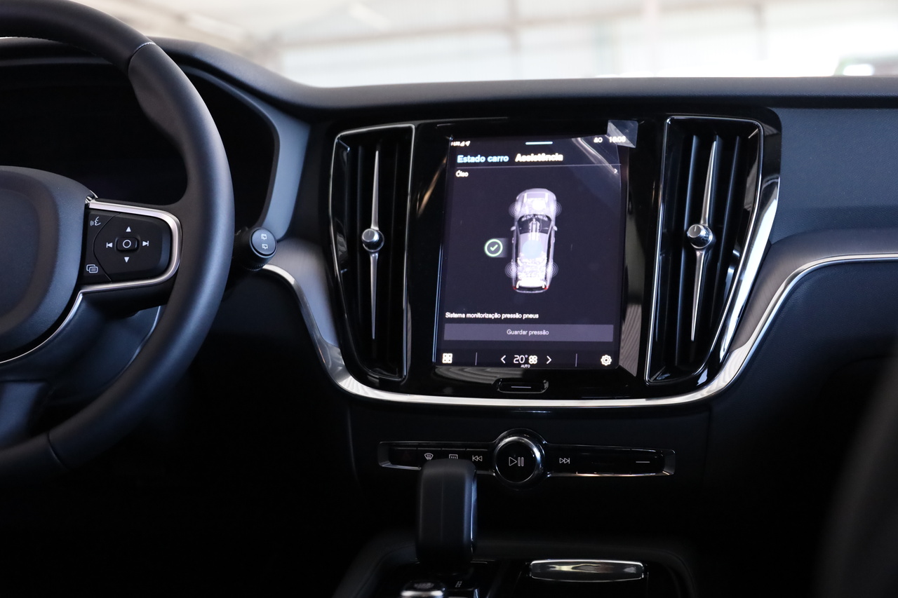 V60 T6 Hibrido Plug-in Core Bright