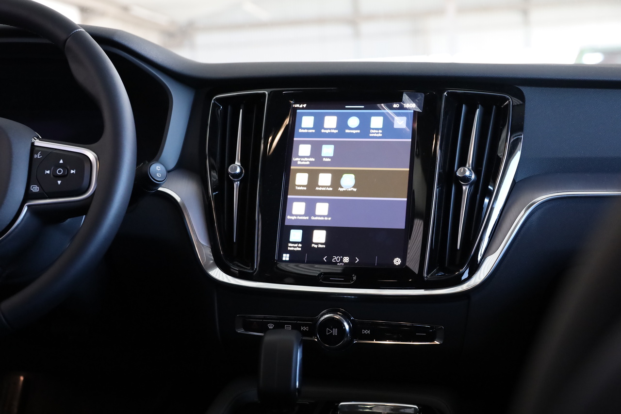 V60 T6 Hibrido Plug-in Core Bright