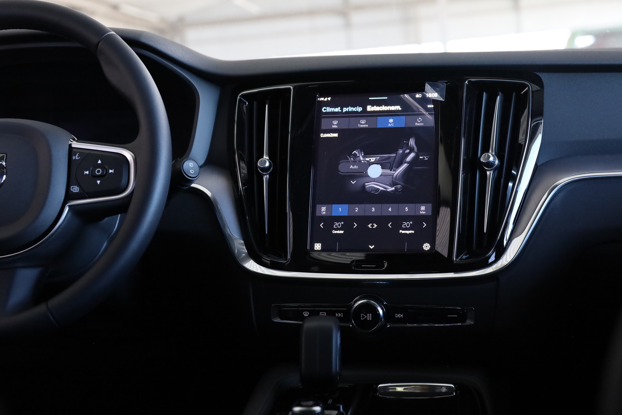 V60 T6 Hibrido Plug-in Core Bright