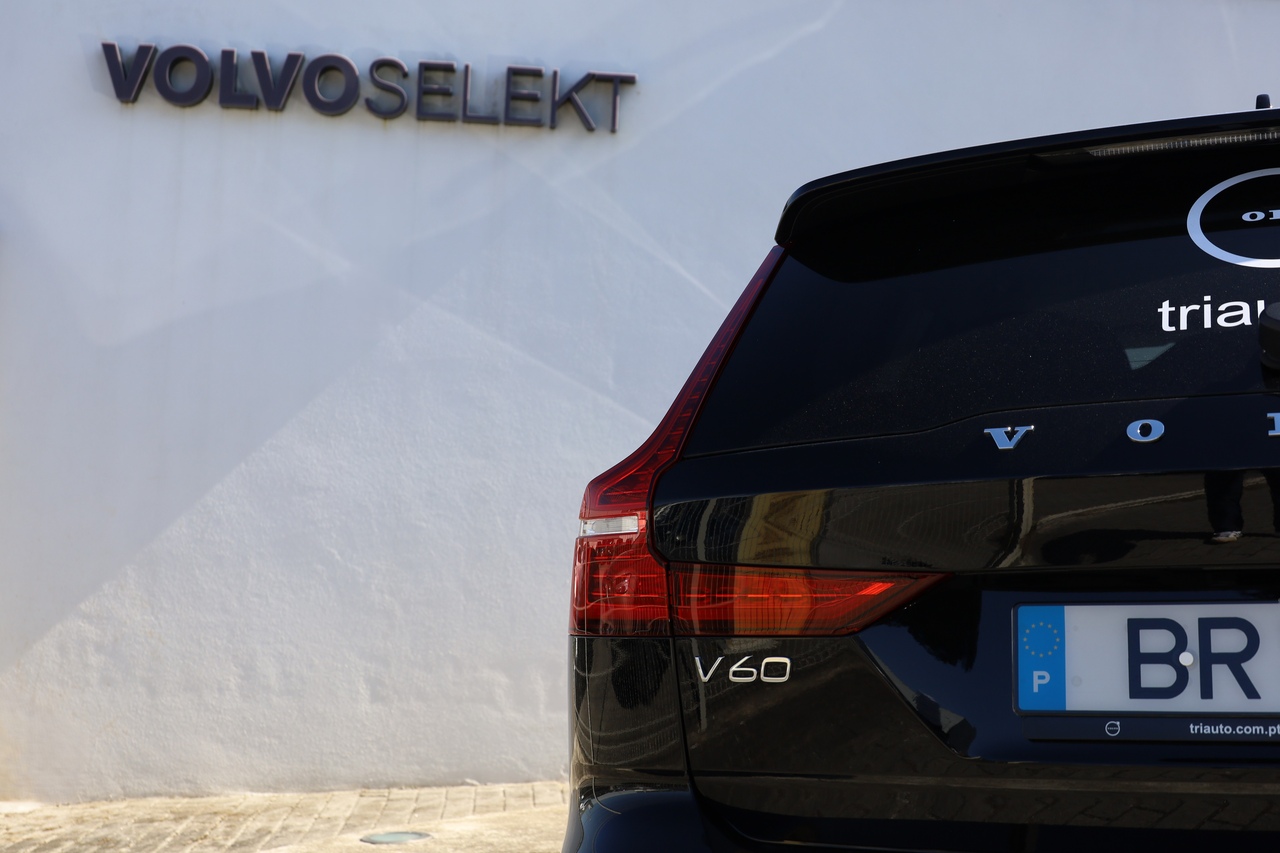 V60 T6 Hibrido Plug-in Core Bright
