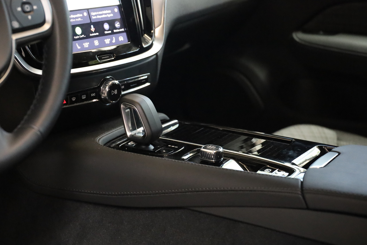 V60 T6 Hibrido Plug-in Core Bright