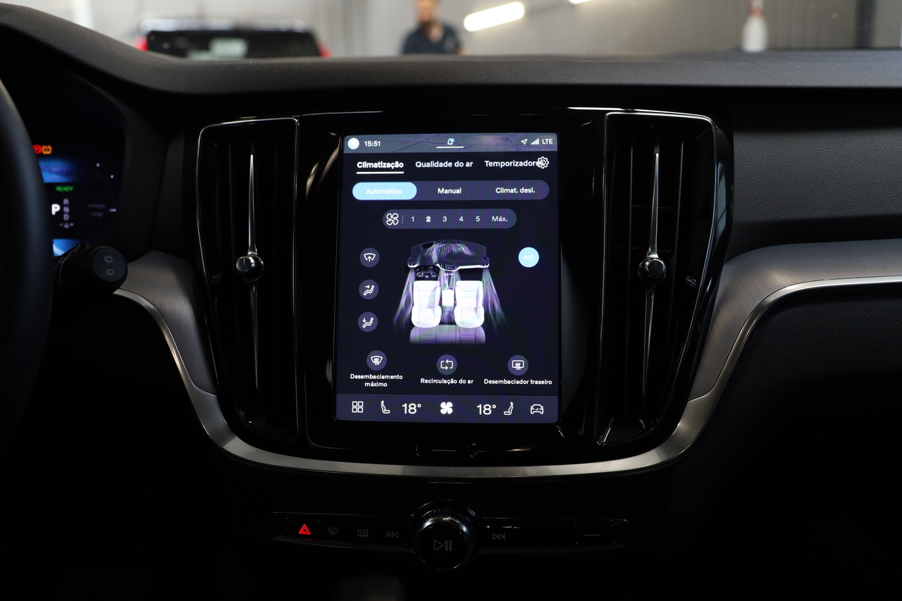 V60 T6 Hibrido Plug-in Core Bright
