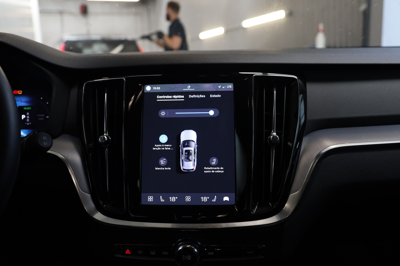 V60 T6 Hibrido Plug-in Core Bright