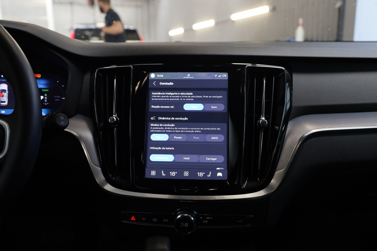 V60 T6 Hibrido Plug-in Core Bright