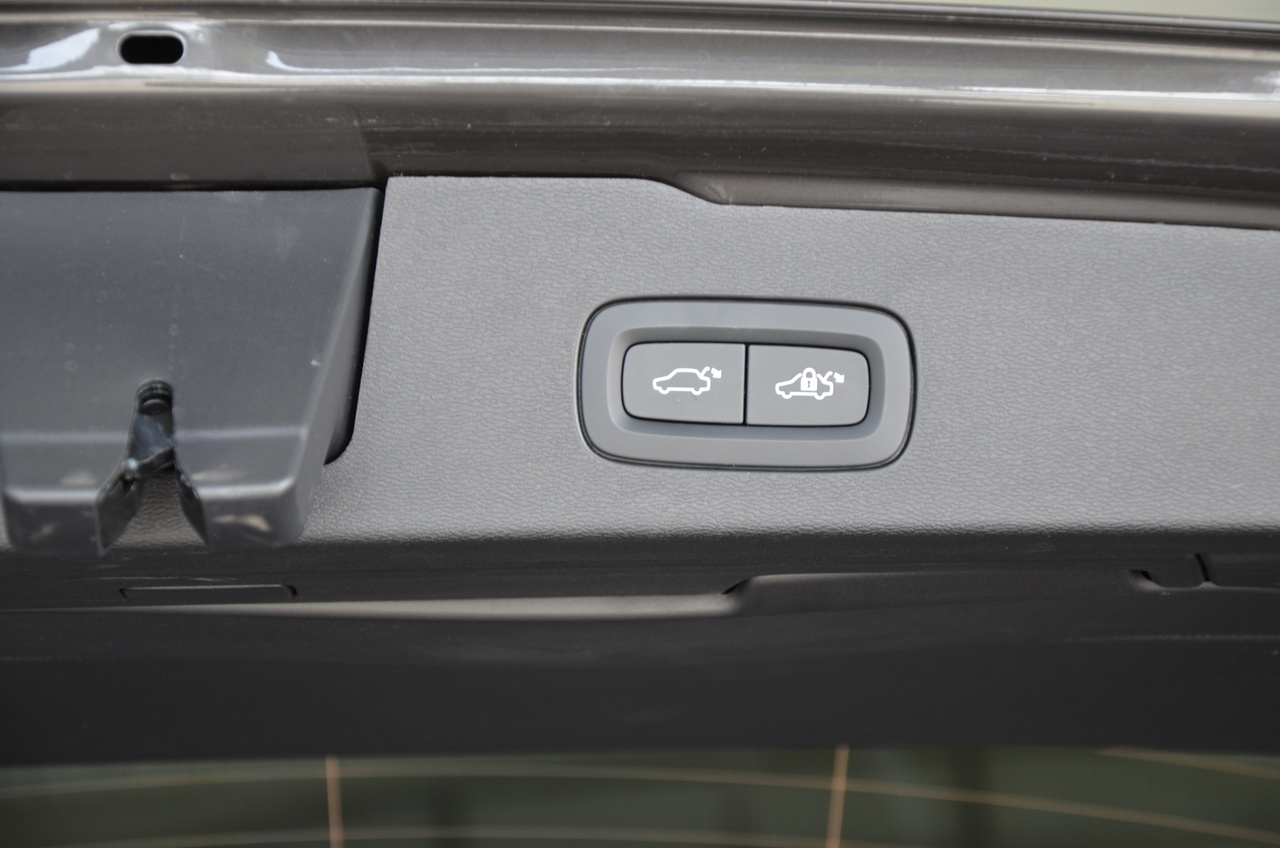 V60 T6 Hibrido Plug-in Core Bright
