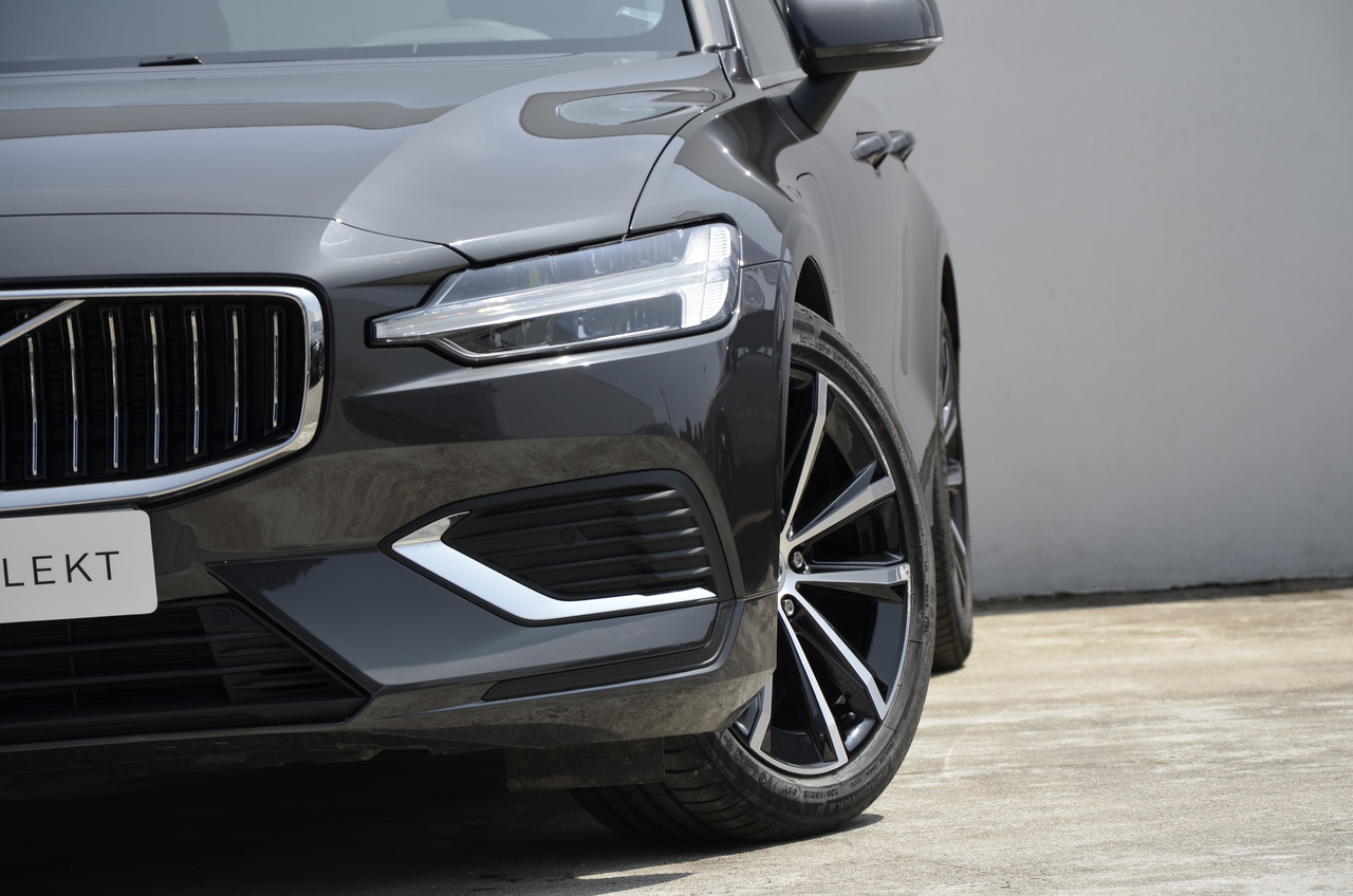 V60 T6 Hibrido Plug-in Core Bright
