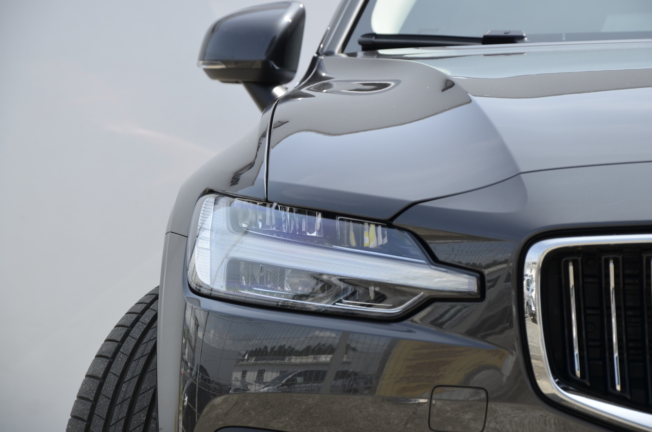 V60 T6 Hibrido Plug-in Core Bright