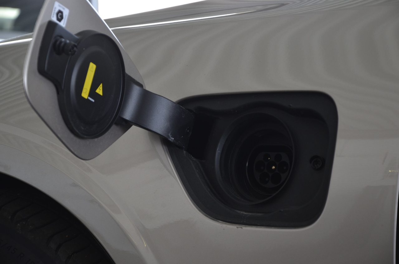 V60 T6 Hibrido Plug-in Core Bright